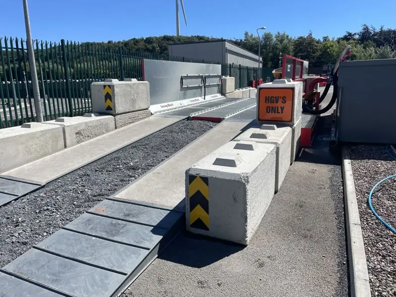 Drive-through system with barriers. Pharmaceutical. Reference INS-013.