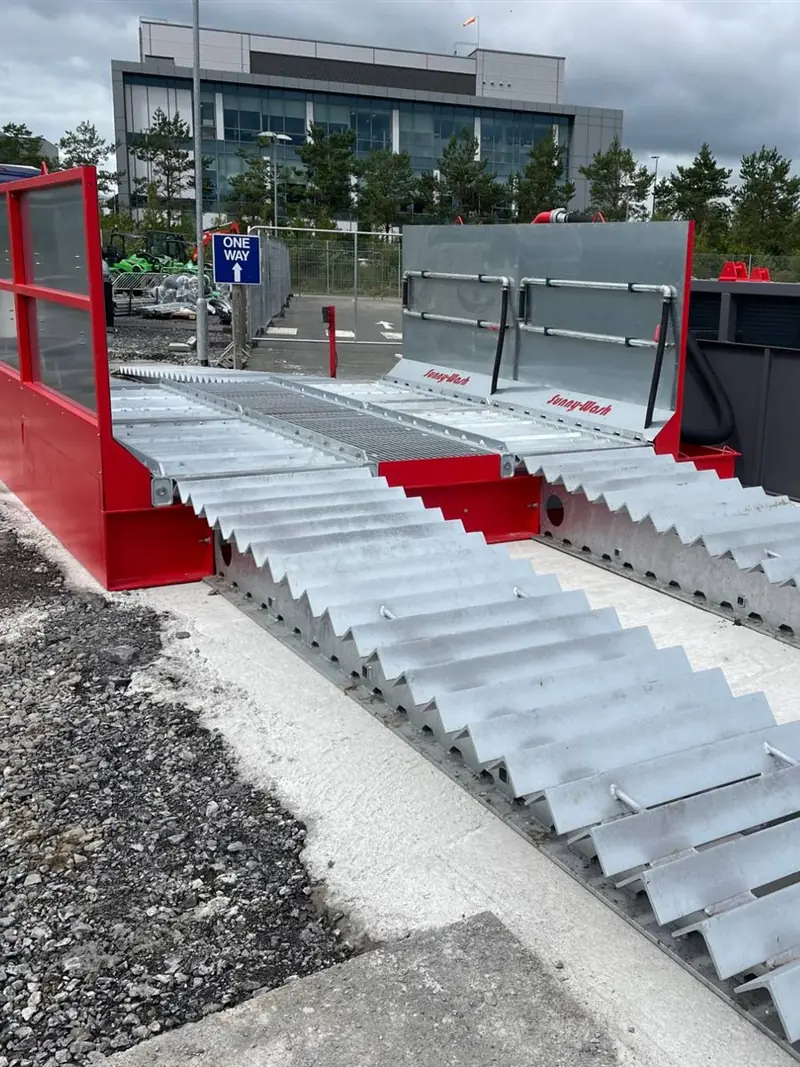 Surface mounted SiteWash wheel wash with steel ramps