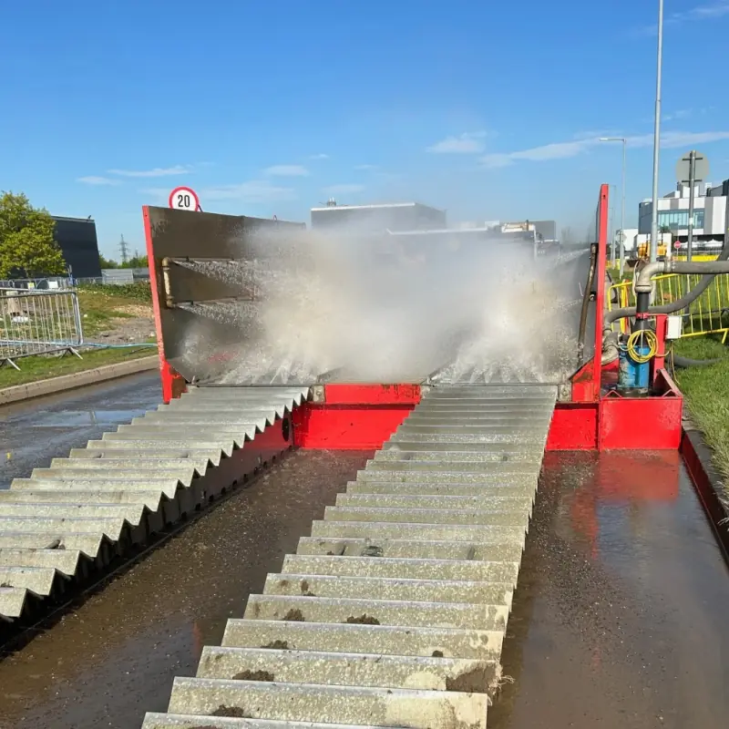 Surface mounted SiteWash washing a vehicle on ramps